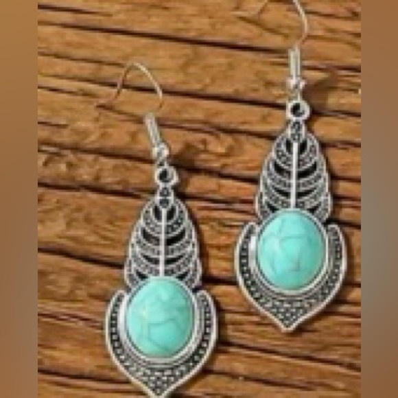 **FREE GIFT GIVEAWAY**NEW faux Turquoise Earrings, silvery, dangle, large stone - Picture 1 of 1